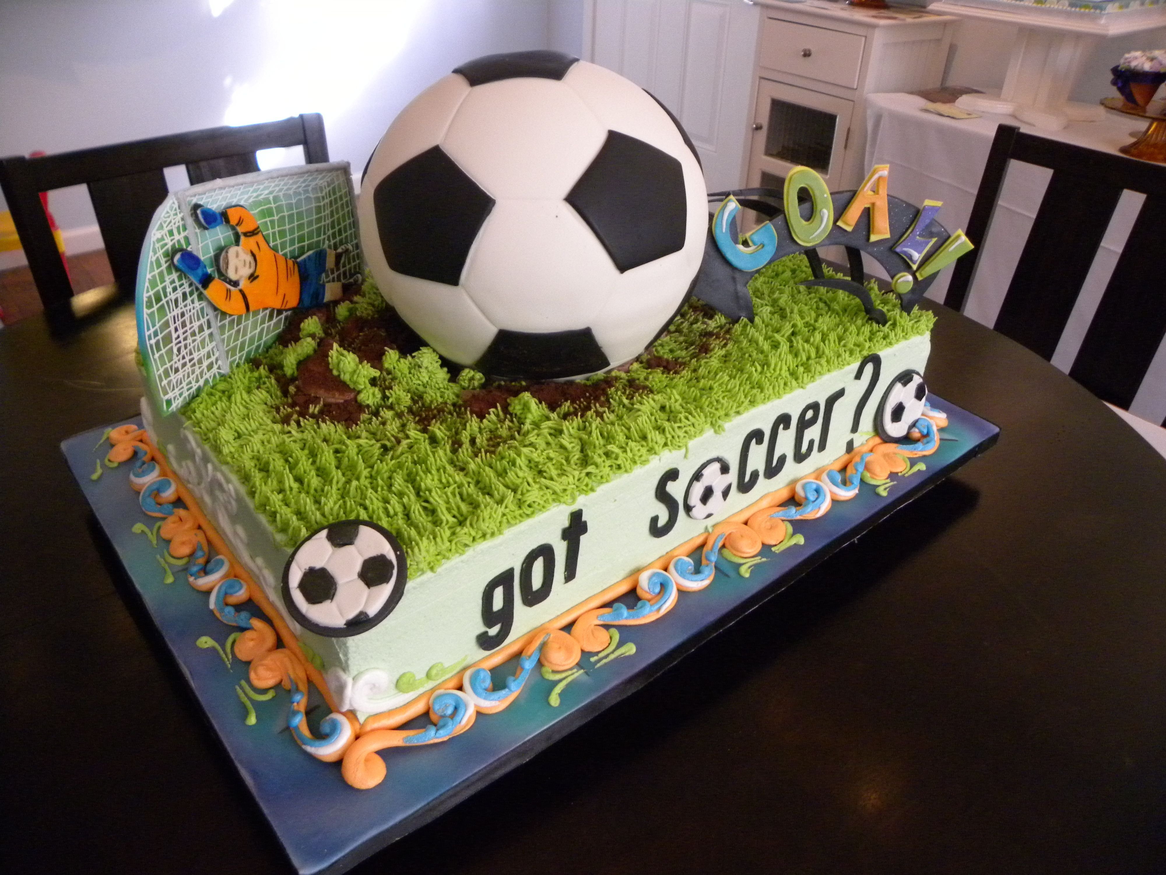 Открытка с днем рождения футбол. Торт на футбольную тему. Торт с футбольной тематикой. Торты футбольные для мальчиков на день рождения. Торт в футбольном стиле для мальчика.