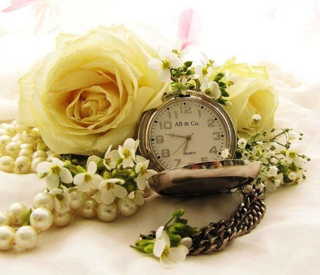 Очаровательное время. Часы счастья. Красивые часы. Часы на красивом фоне. Красивые старинные часы и цветы.