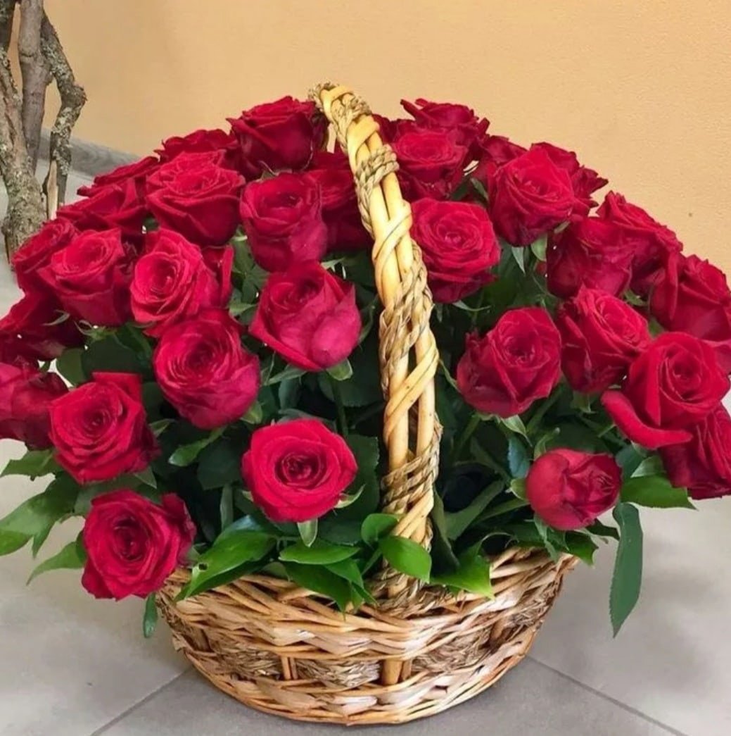 Корзина роз с днем рождения. Букет шикарный. Красивые корзины с цветами. Большая корзина роз. Красивые большие букеты.