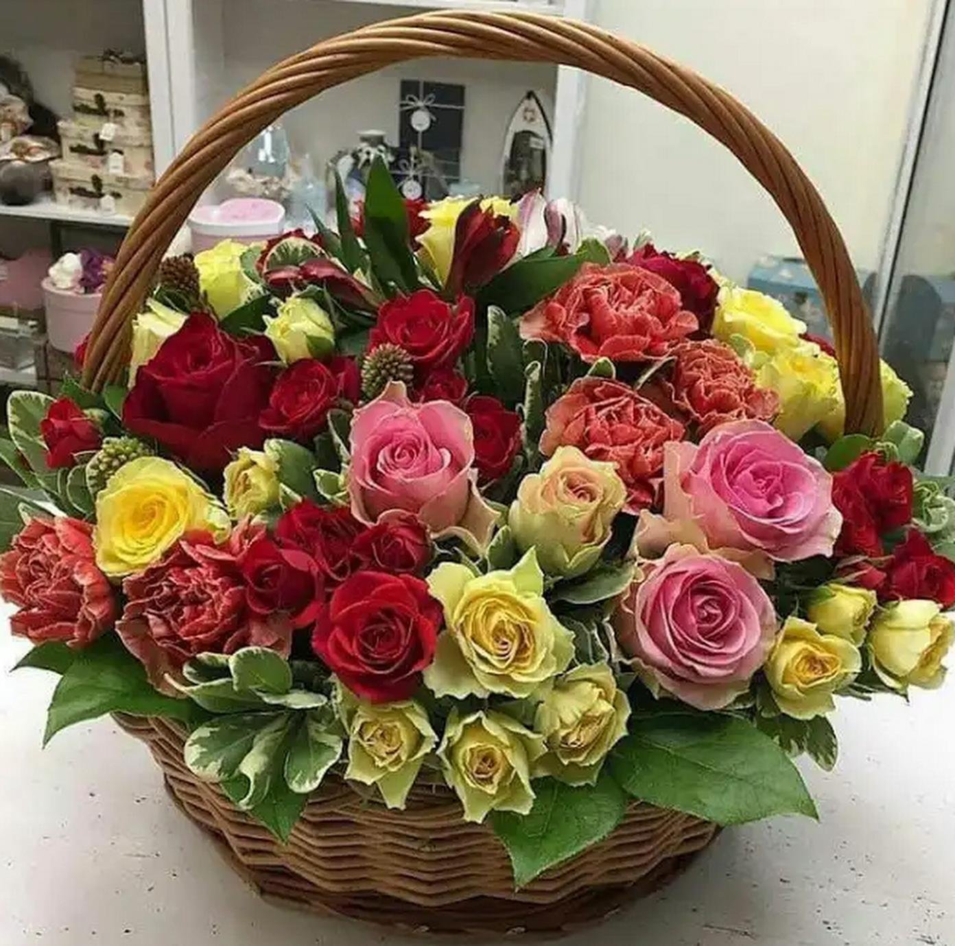 Красивую корзину роз. Корзина с цветами. Красивые корзины с цветами. Красивые корзинки с цветами. Букет в корзинке.