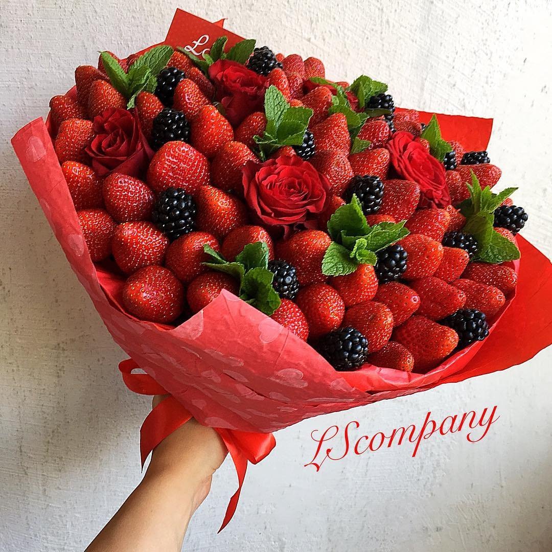 С днем рождения ягоды и цветы