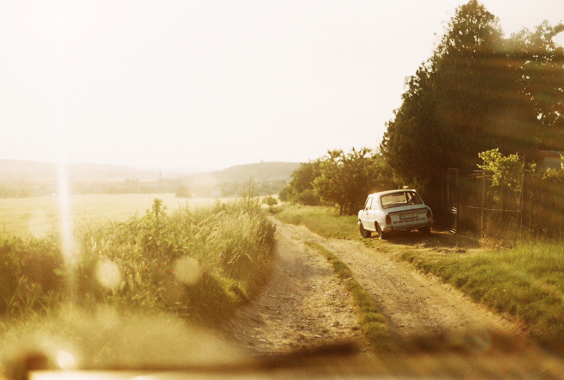 Вниз по холму. Пейзаж из окна машины. Дорога утро машина. Пейзаж из машины. Солнечное утро дорога.