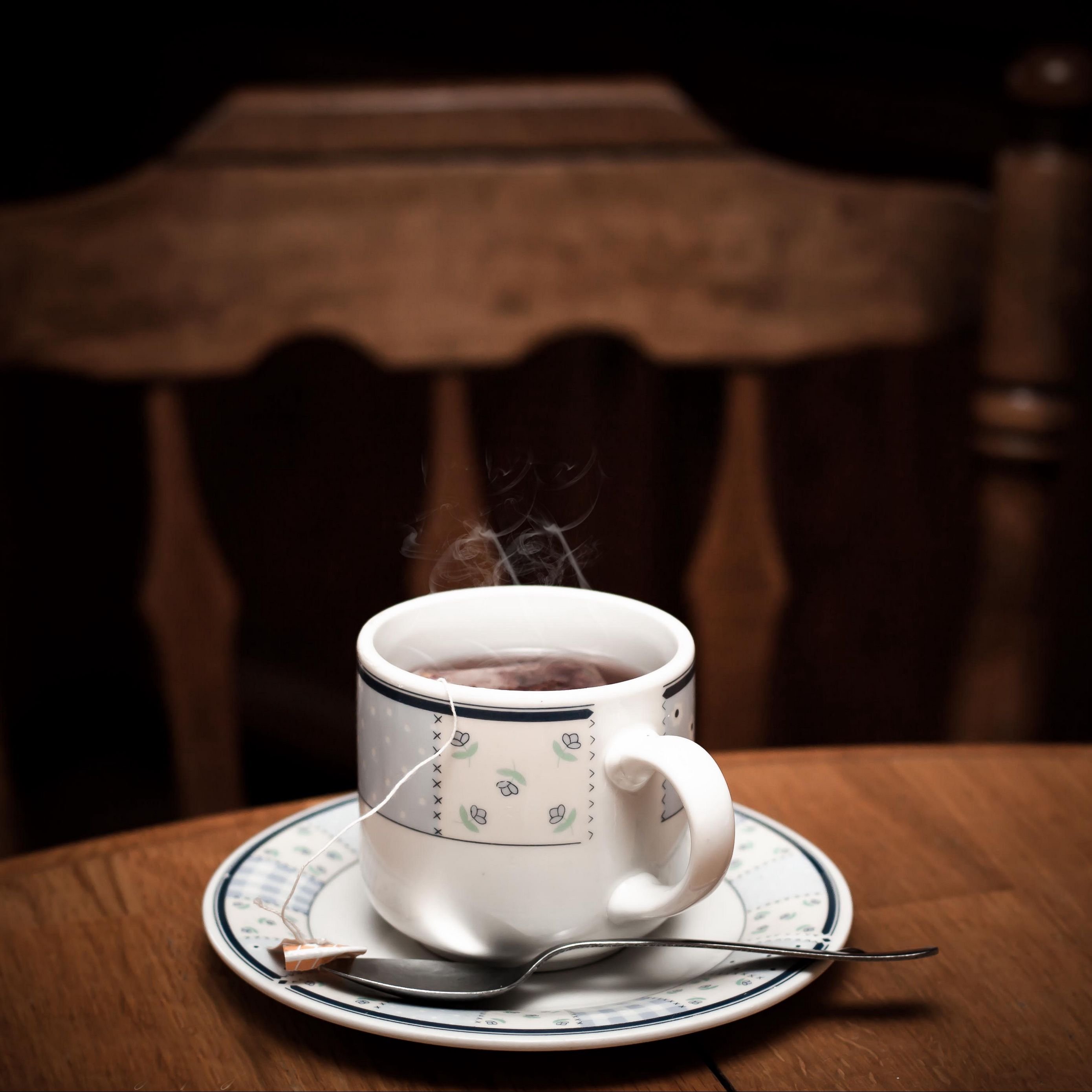 Стики утро. Чашка кофе на столе. Чашка чая. Кружка чай. Кружка с чаем.