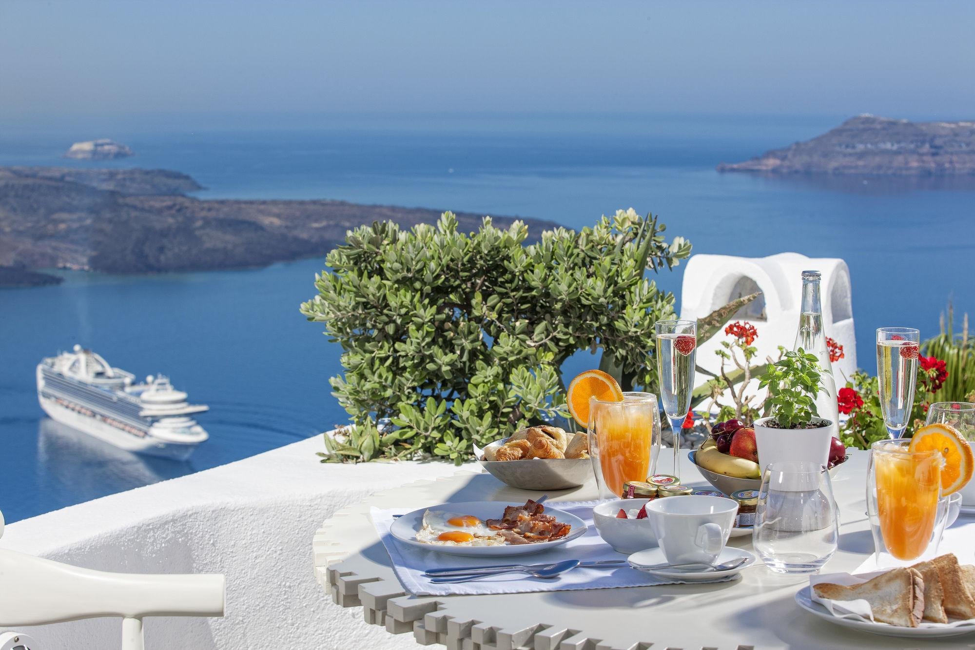 Добрый на греческом. Утро на Санторини. Греция Санторини завтрак. Греция Санторини море. Завтрак на острове Миконос Греция.