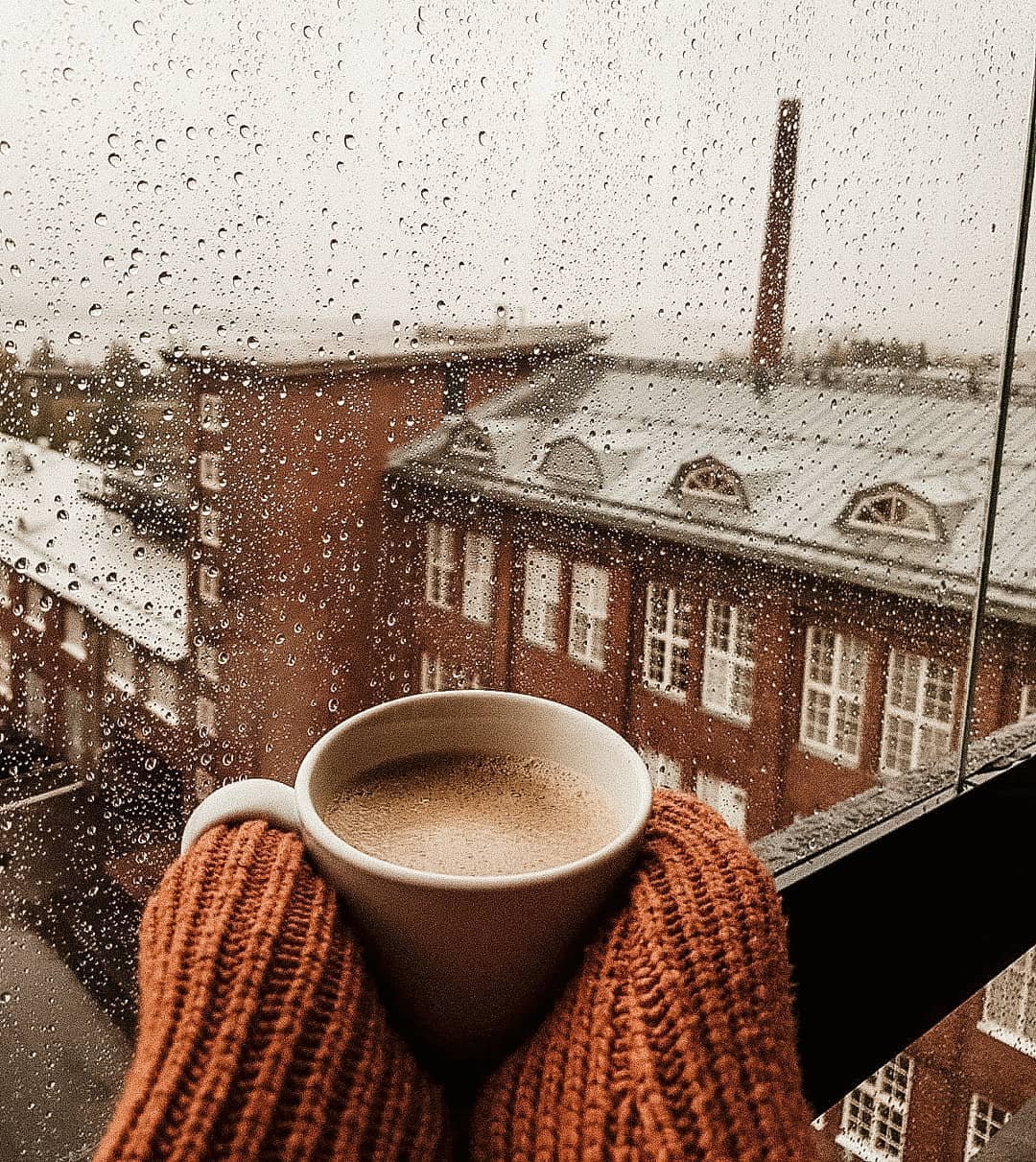 Чашка кофе у окна