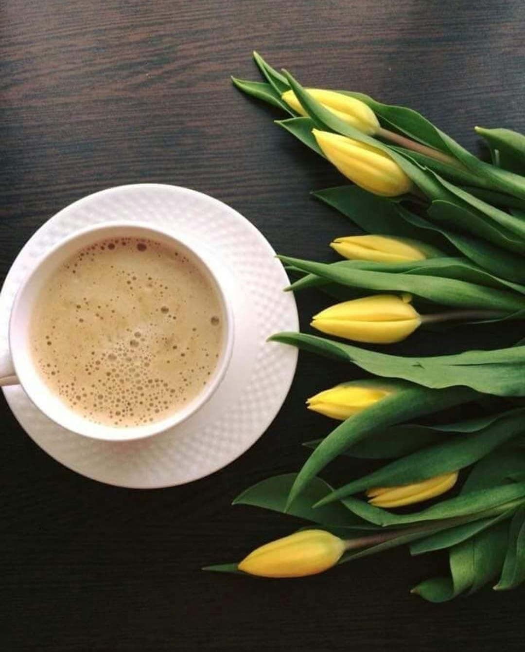 Кофе и тюльпаны картинки. Тюльпаны и кофе. Чашечка кофе с тюльпанами. Утренний кофе с тюльпанами. Доброе утро тюльпаны и кофе.