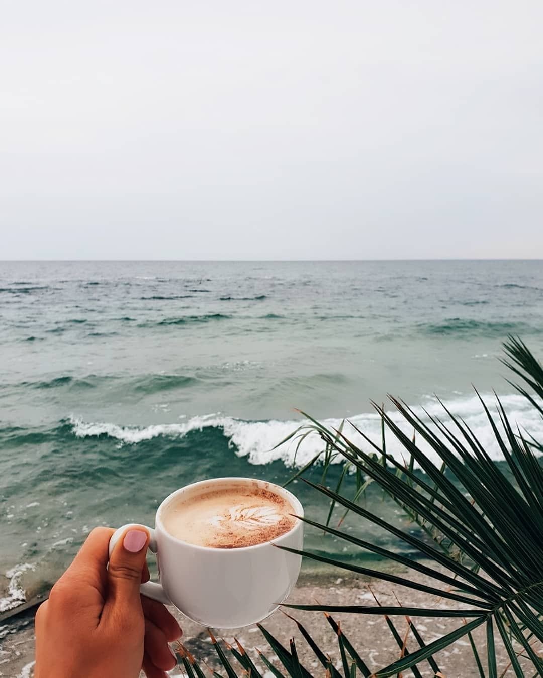 Новый день продолжение. С добрым утром. Кофе и море. Утро на море. Утренний кофе на берегу моря.