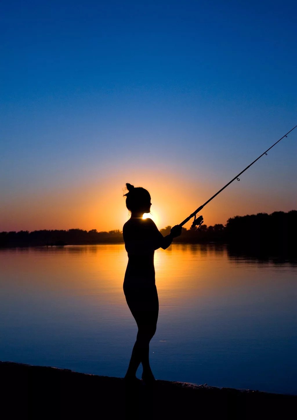 Ловить рыбу ночью. Женщина с удочкой. Женщина Рыбак. Девушка рыбачит. Рыбак с удочкой.