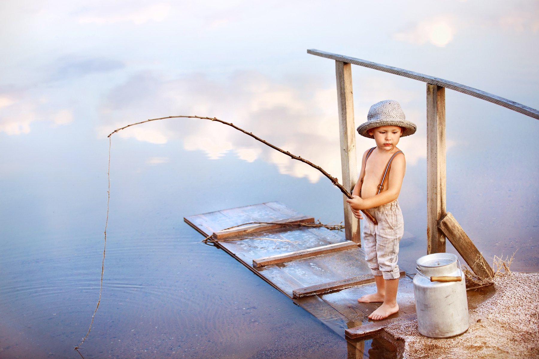 Мальчик ловил рыбу на реке. Детская фотосессия рыбалка. Мальчик рыбачит. Мальчик Рыбак. Удочка для детей.