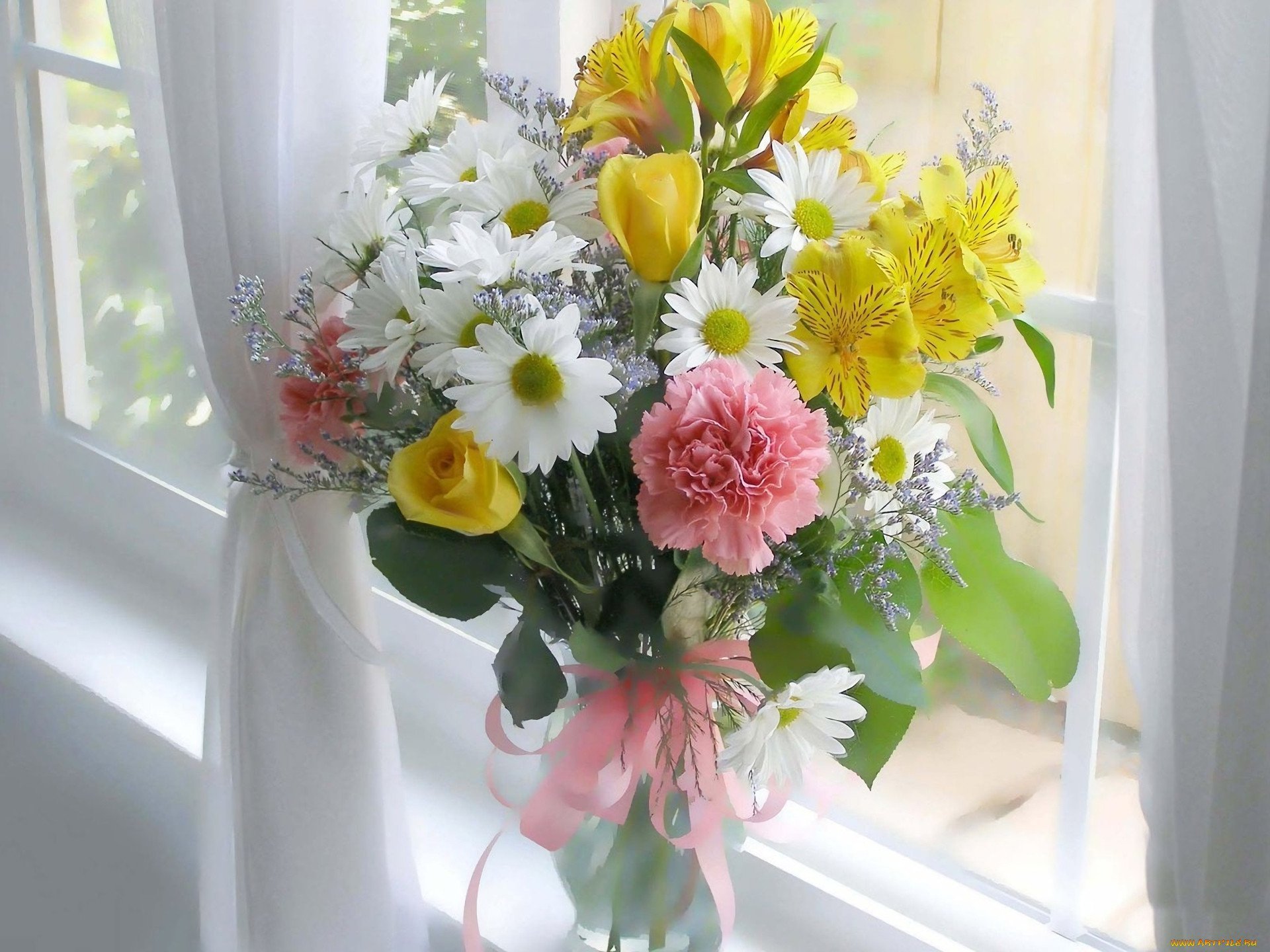 Картинка с цветами красивая хорошего дня. Летние цветы в вазе. Летний букет. Солнечный букет. Цветы на окне.