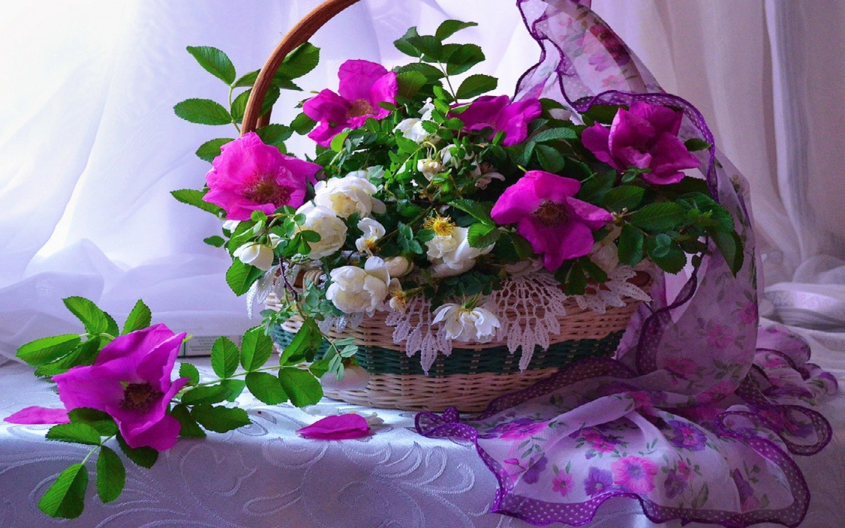 Добрый день женщина цветы. Цветы в корзине. Красивые цветы в корзине. Красивые букеты в корзинках. Весенние цветы в корзине.