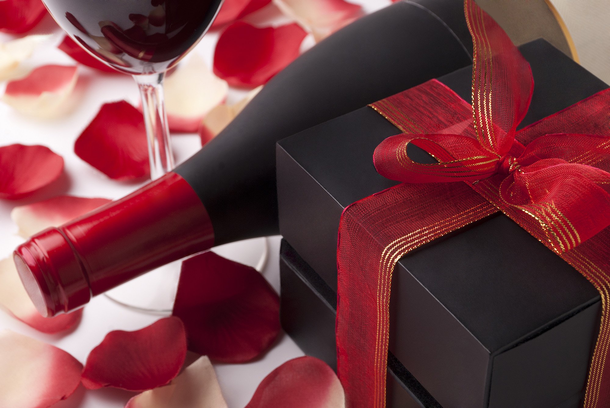 Мужчина дарит дорогие подарки. Красивые подарки для женщин. Вино в подарок. Вино и конфеты. Подарок " мужчине".