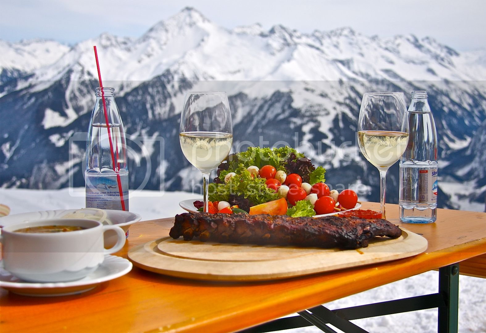 Завтраки красная поляна. Куршевель ресторан французские Альпы. Ресторан Куршевель Альпы. Ужин с видом на горы. Ужин в горах.