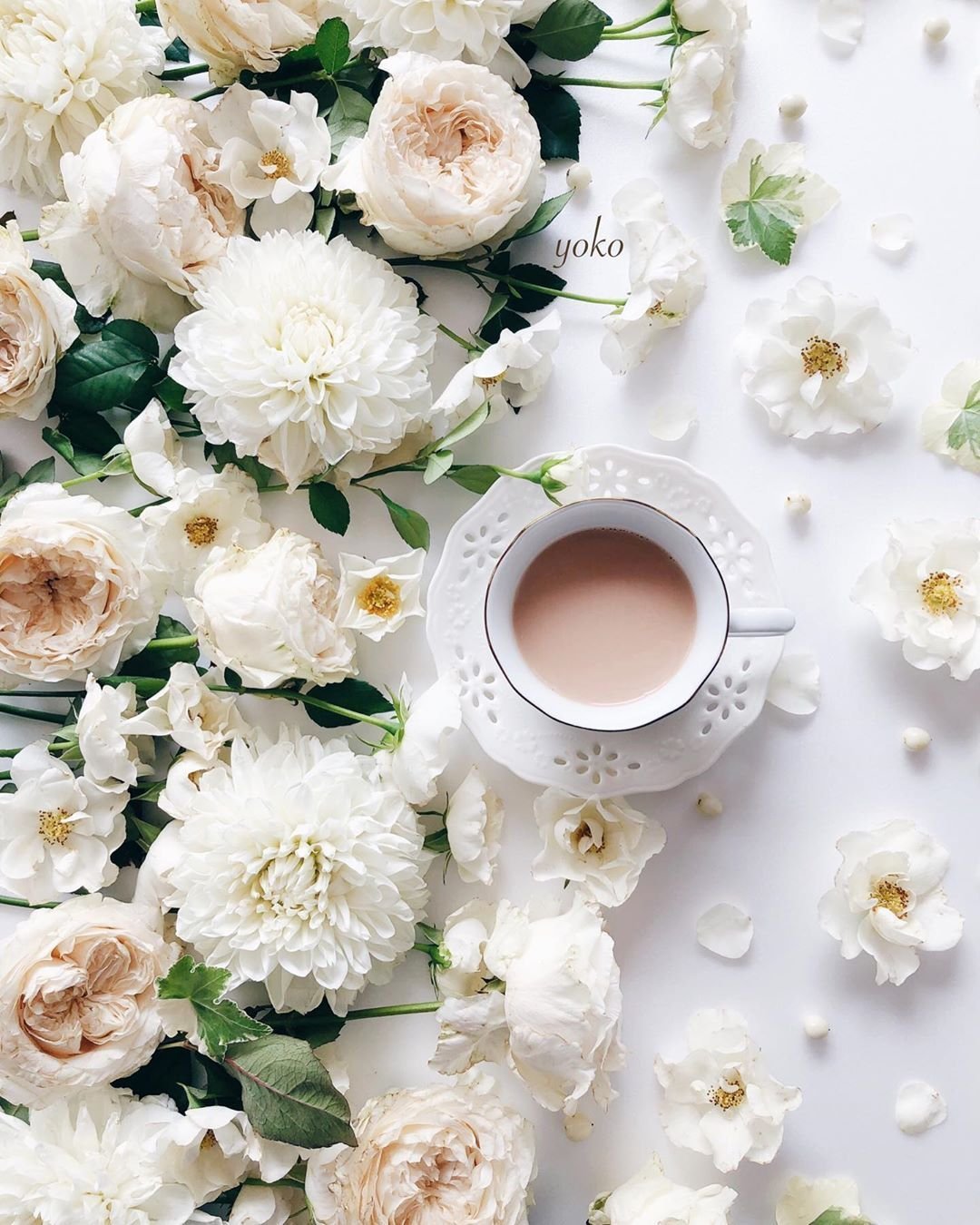 Доброе утро и белые розы