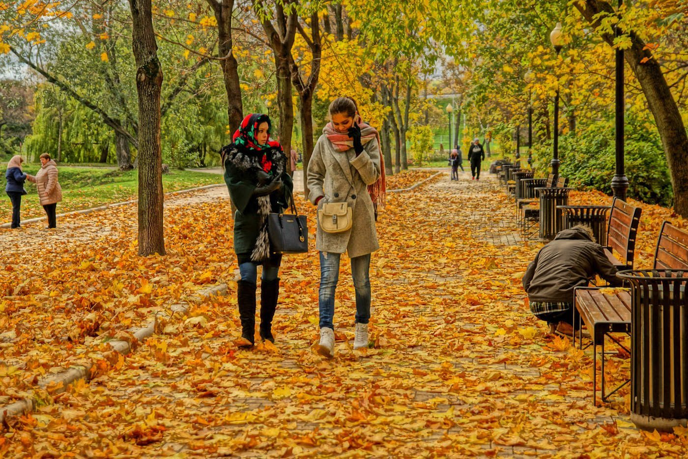 Главная роль осень. Прогулка осенью. Осень в парке. Прогулка в осеннем парке. Осень люди.