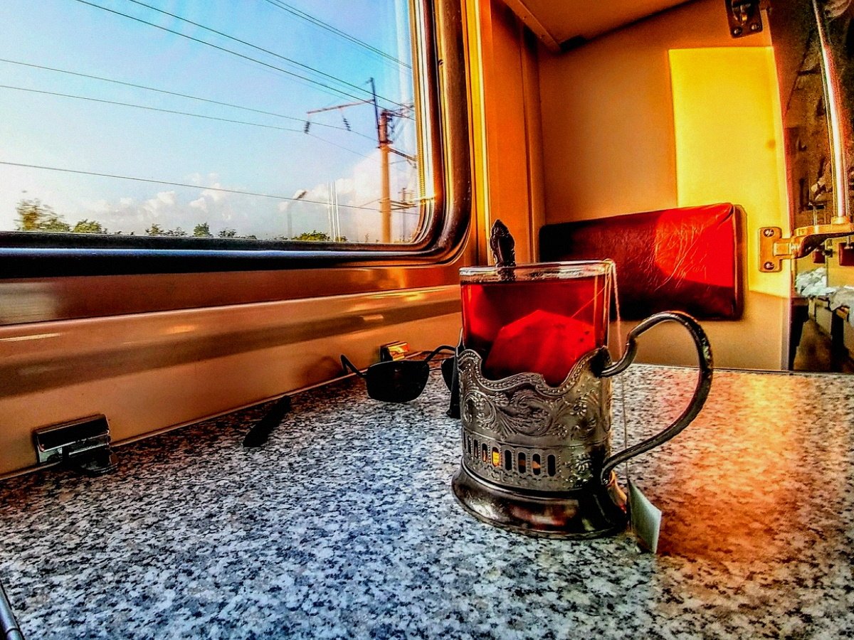 Песня разговор в поезде. Поезд. Красивый вид из поезда. Чай в поезде. Кофе в поезде.