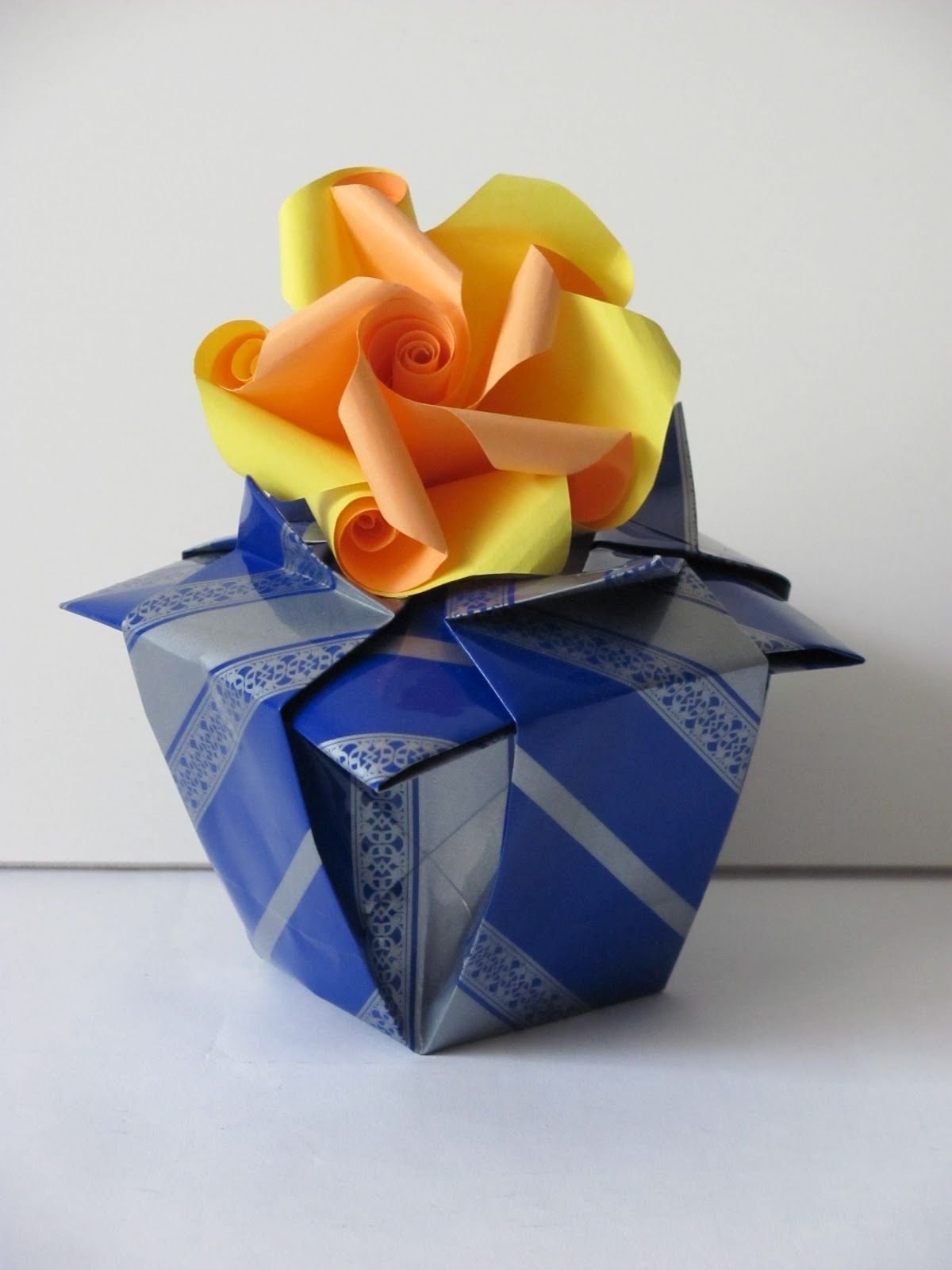 Подарки оригами своими руками. Оригами. Оригами подарок на день рождения. Оригами подарок маме. Подарочное оригами.