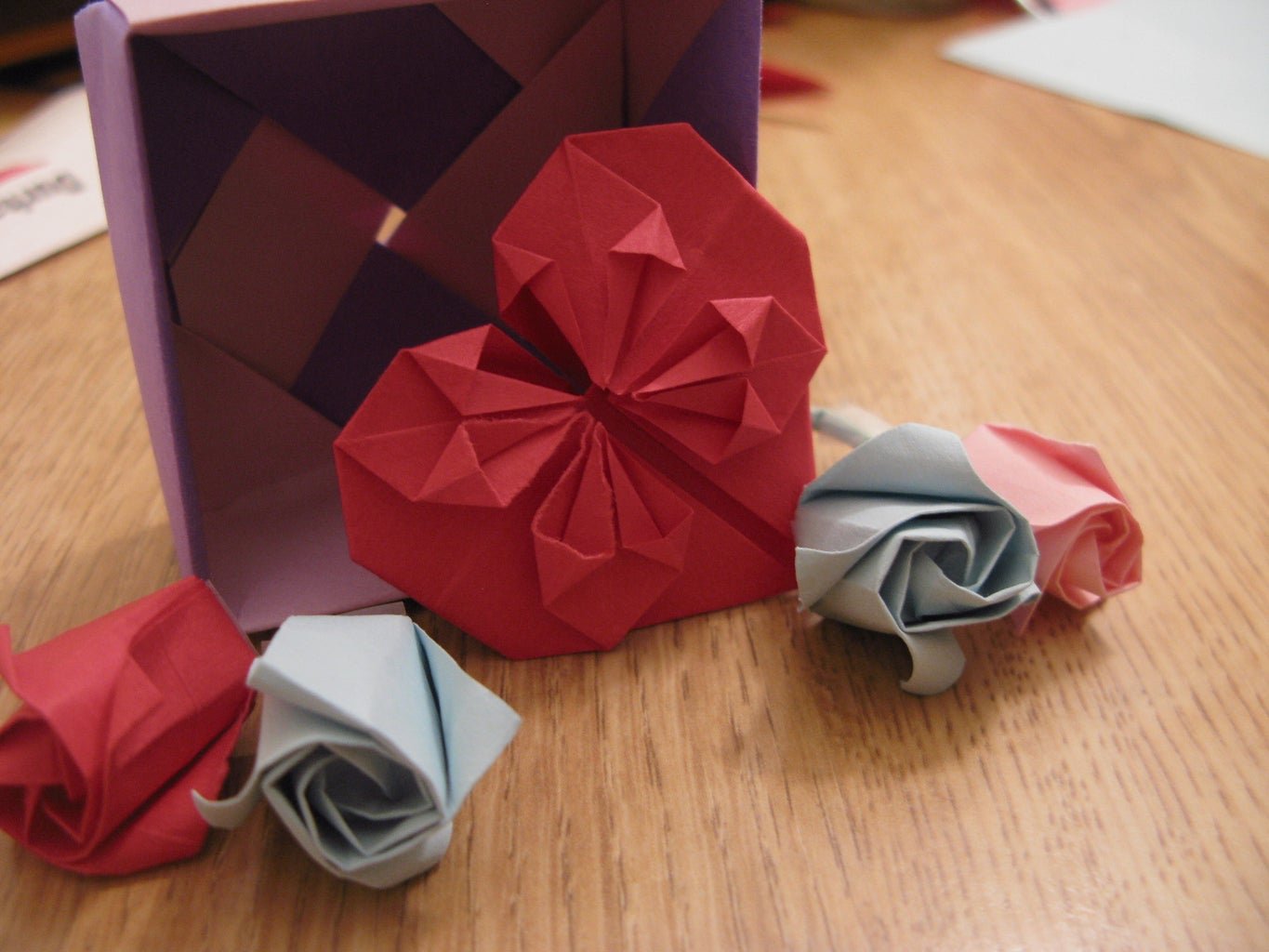 Сделать подарок оригами. Оригами сердечко. Подарок из оригами. Оригами для девушки подарок. Подарочное оригами.