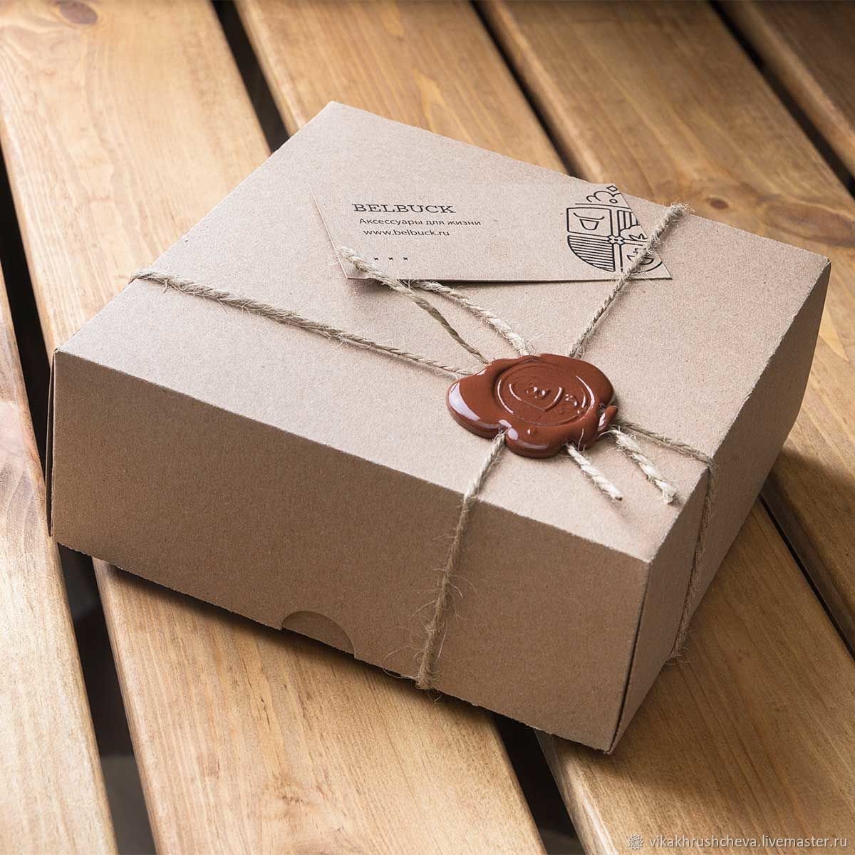 Упаковка подарка в бумагу с коробкой