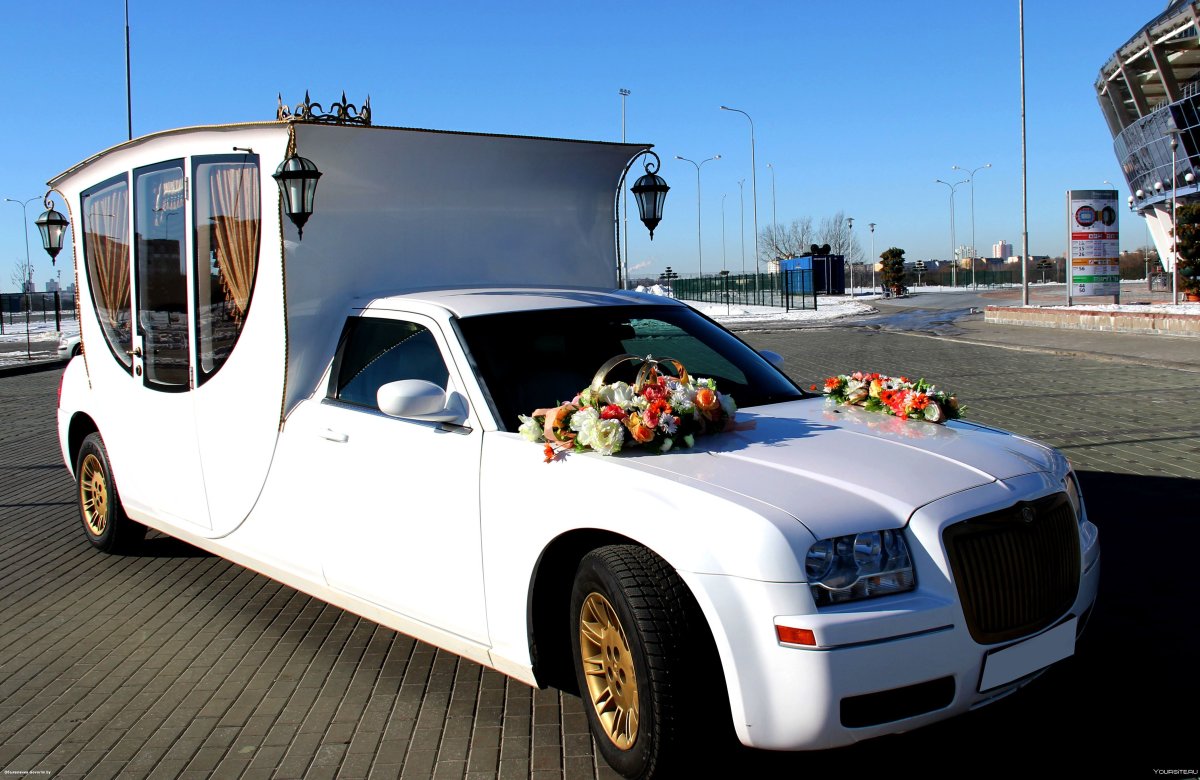 Длинный автомобиль для вечеринок и свадеб