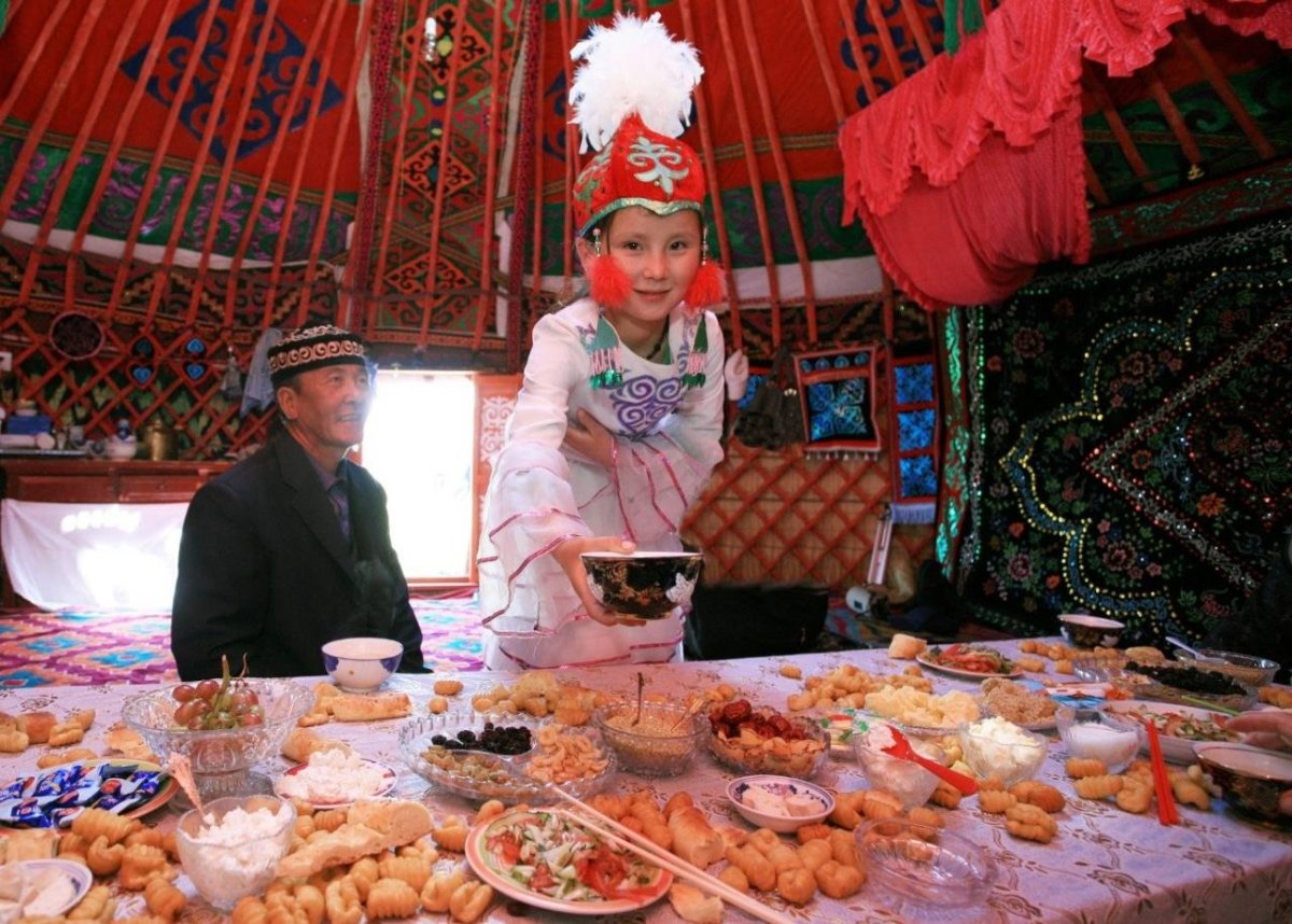 Национальная кухня элиста. Цаган сар в Калмыкии. Цаган сар в Элисте. Цаган сар в Монголии. Праздник Цаган сар в Калмыкии.